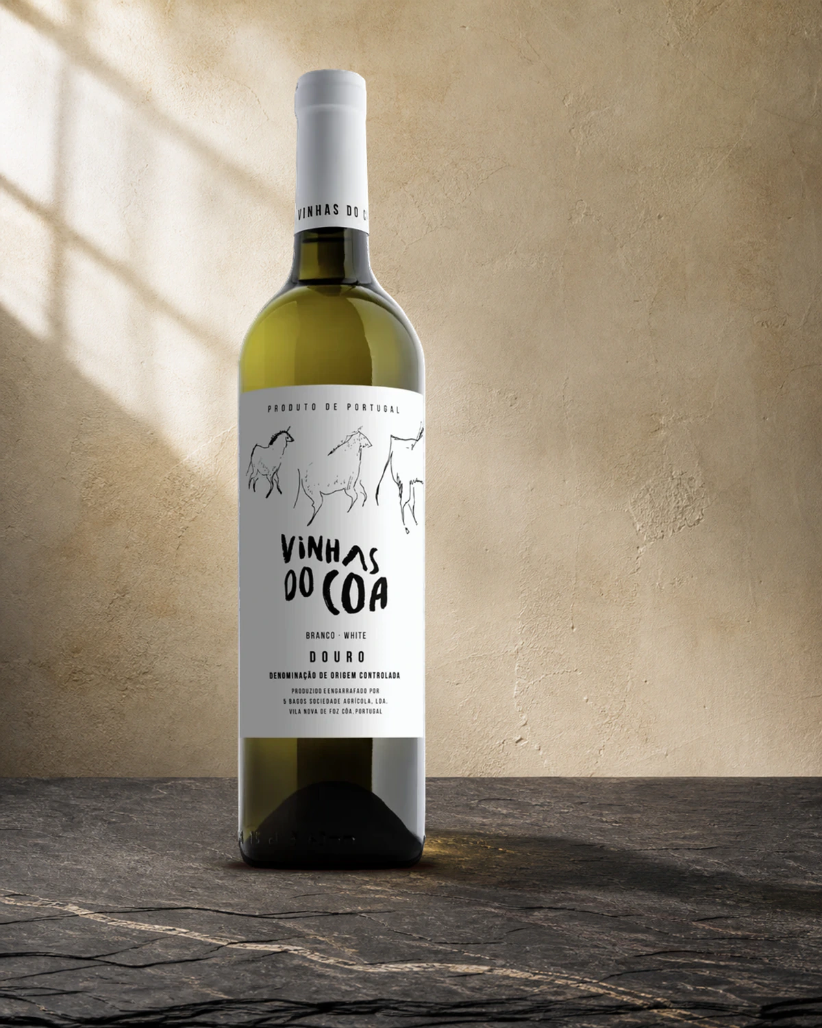 Vinhas do Côa Branco — a garrafa em cena