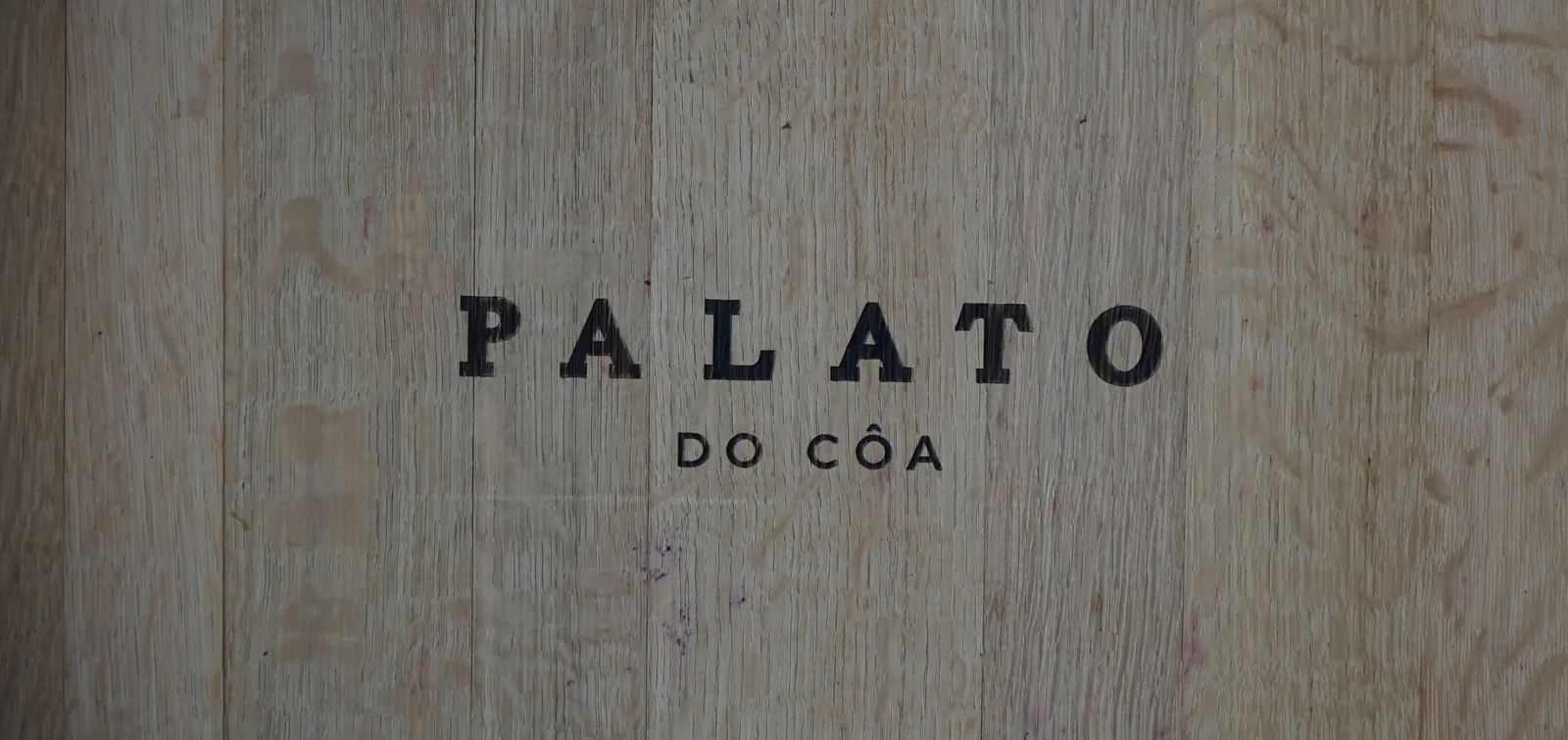 A barrica marcada PALATO DO CÔA — o estágio do Reserva Branco