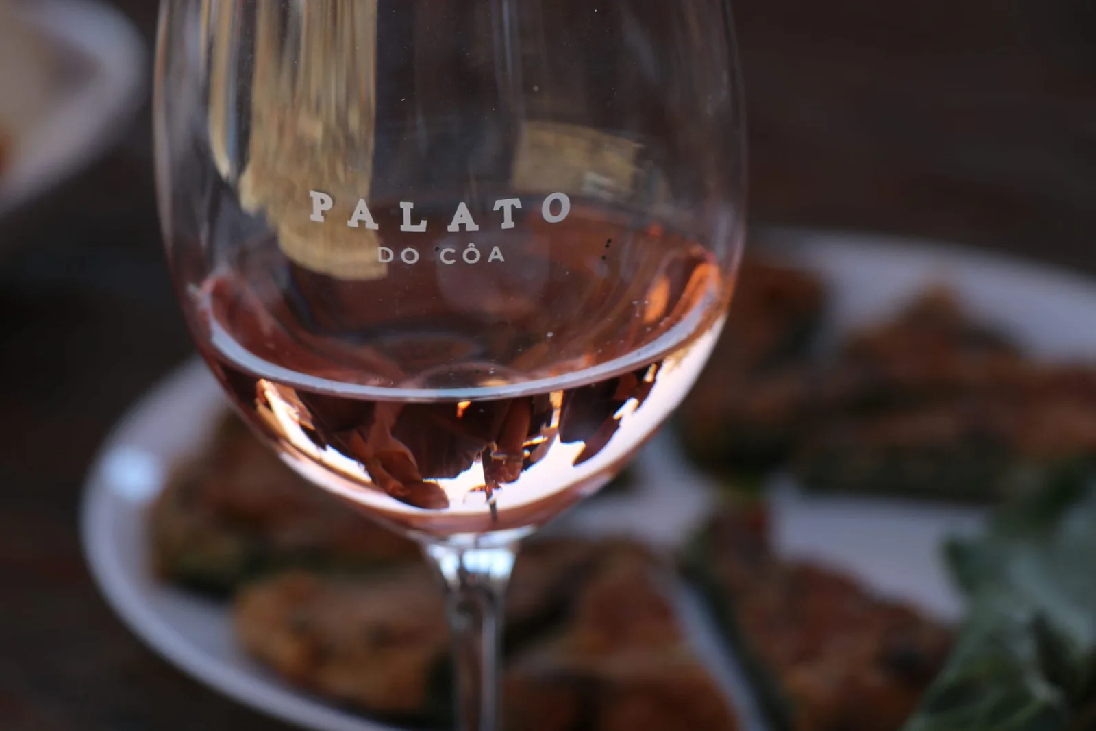 Taça de rosé Palato do Côa à mesa
